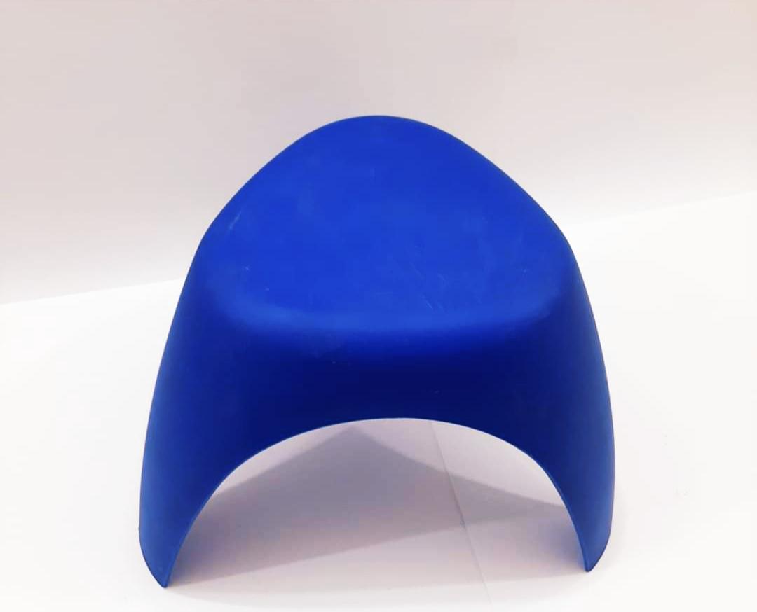 : suitable for outdoor use.
Special additives help to prevent colours
from fading due to UV radiation. However, if
the stool is exposed to sunlight for prolonged
periods, the colour may change over time.
We recommend limited exposure to sunlight.