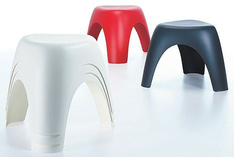  Its clear form and functionality are
as compelling today as ever. Suited for
indoor spaces as well as balconies and
gardens, the stackable plastic stool can
even be used as portable picnic furniture.