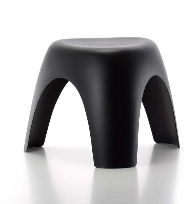  Its clear form and functionality are
as compelling today as ever. Suited for
indoor spaces as well as balconies and
gardens, the stackable plastic stool can
even be used as portable picnic furniture.