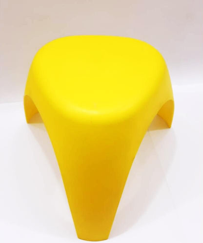 : suitable for outdoor use.
Special additives help to prevent colours
from fading due to UV radiation. However, if
the stool is exposed to sunlight for prolonged
periods, the colour may change over time.
We recommend limited exposure to sunlight.